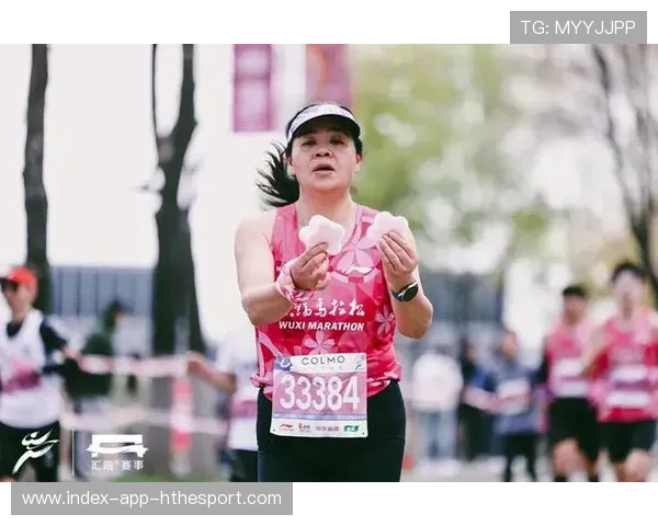 运动场“暖心瞬间”:运动员全力拼搏的一刹那!